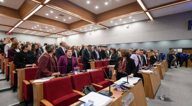 Kadın Üyeler Latif Aydemir'i Meclisten Kovdu